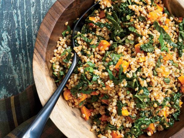 Prato simples com legumes frescos e grãos